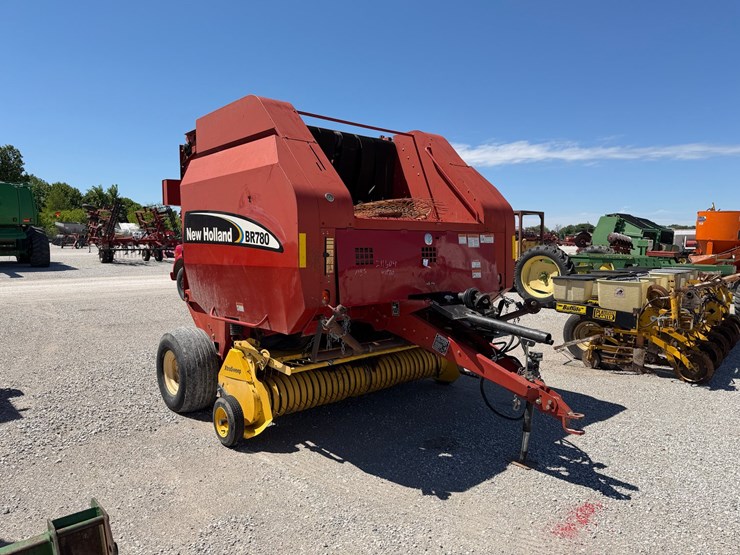 new-holland-br780-image-1