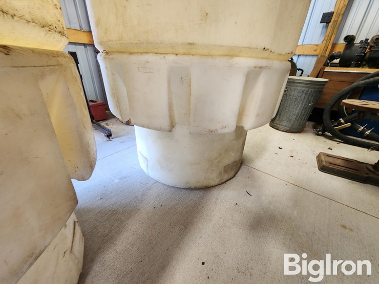 300-gal-stand-up-poly-tanks-image-9