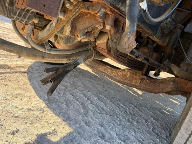 2016-mack-granite-gu813-image-32