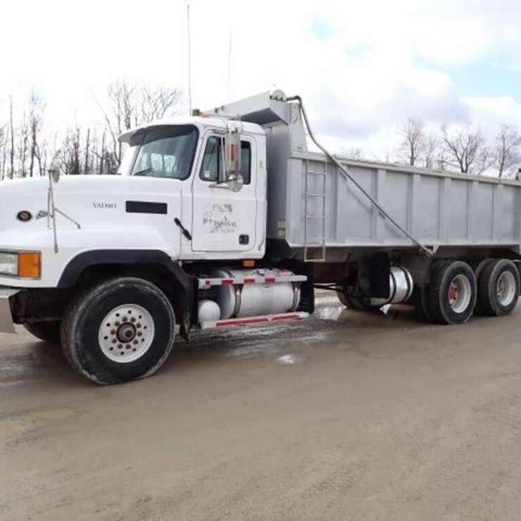 2001 MACK CL713