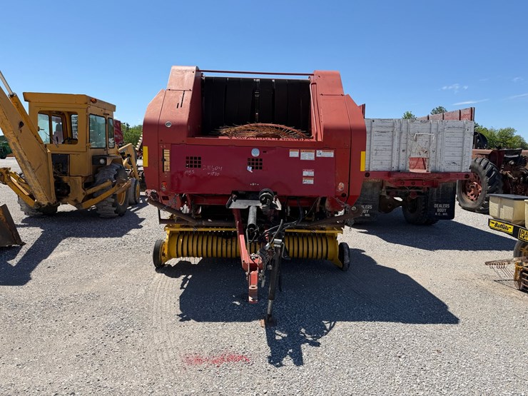new-holland-br780-image-2