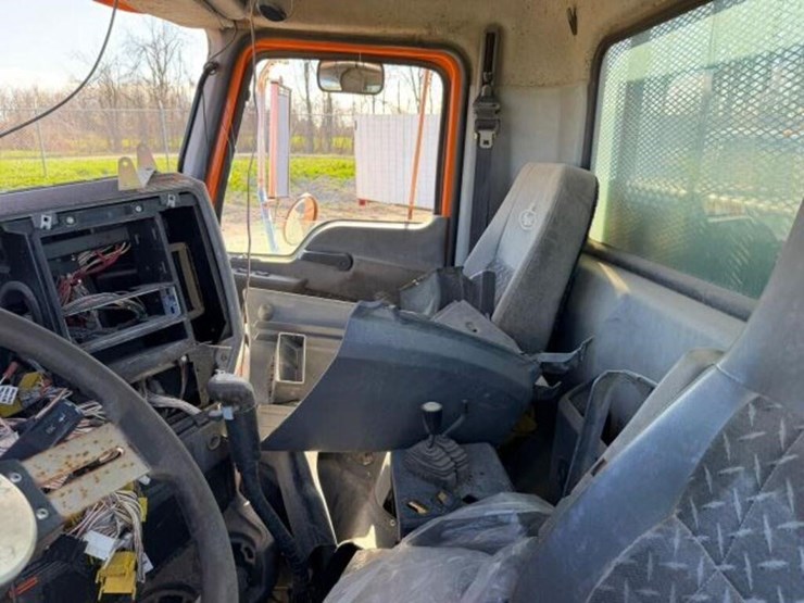 2016-mack-granite-gu813-image-12