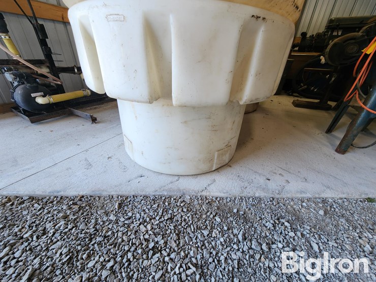 300-gal-stand-up-poly-tanks-image-8