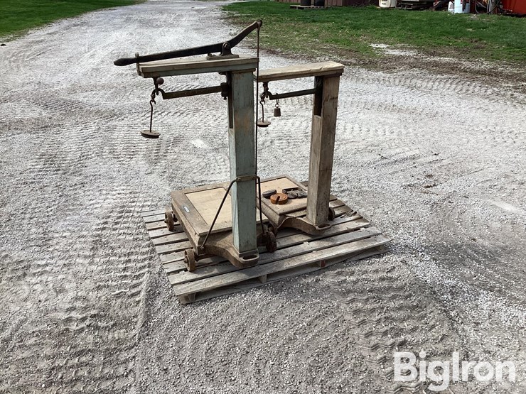 fairbanks-&-howe-antique-scales-w/-weights-image-7