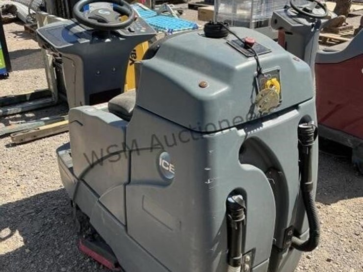 ice-ride-on-floor-cleaner-image-3