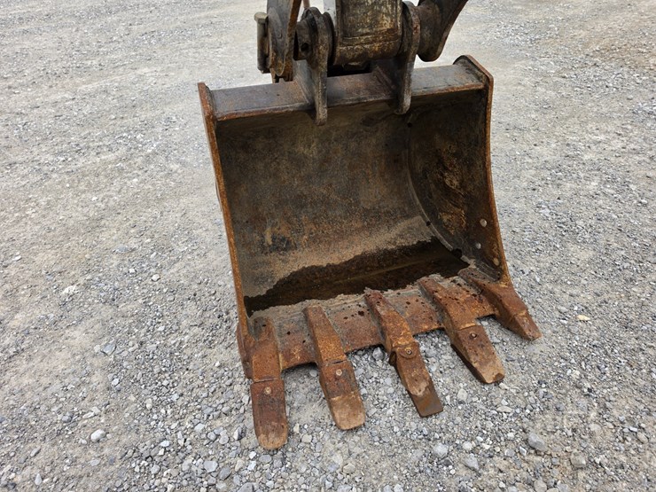 2021-takeuchi-tb240-image-4