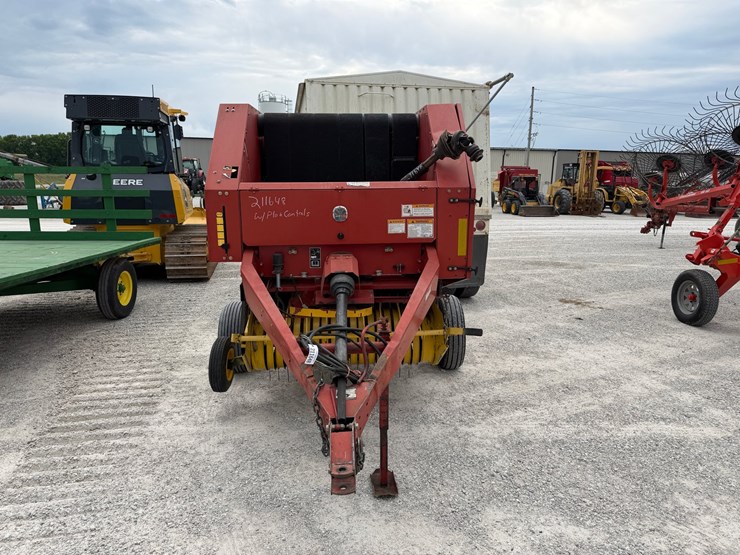 new-holland-br7050-image-2