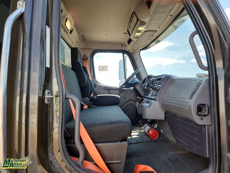 2019-freightliner-m2-106-image-16