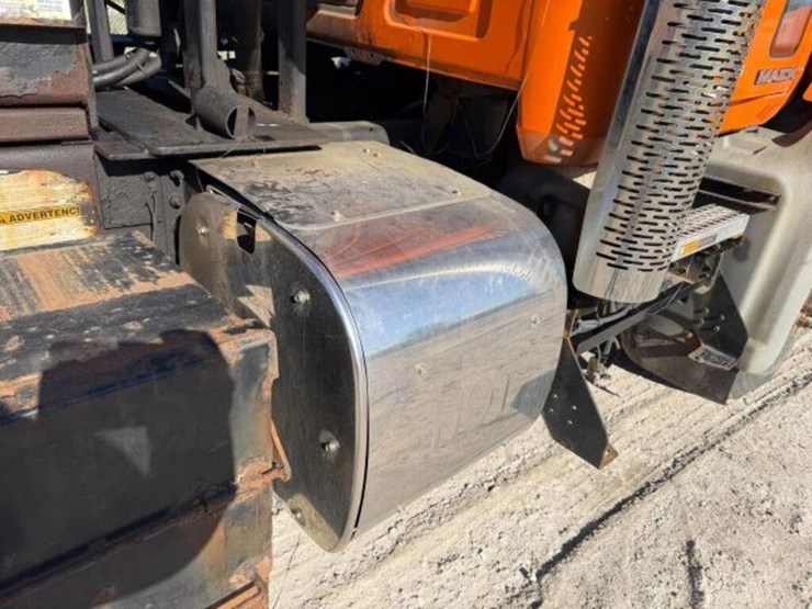 2016-mack-granite-gu813-image-47