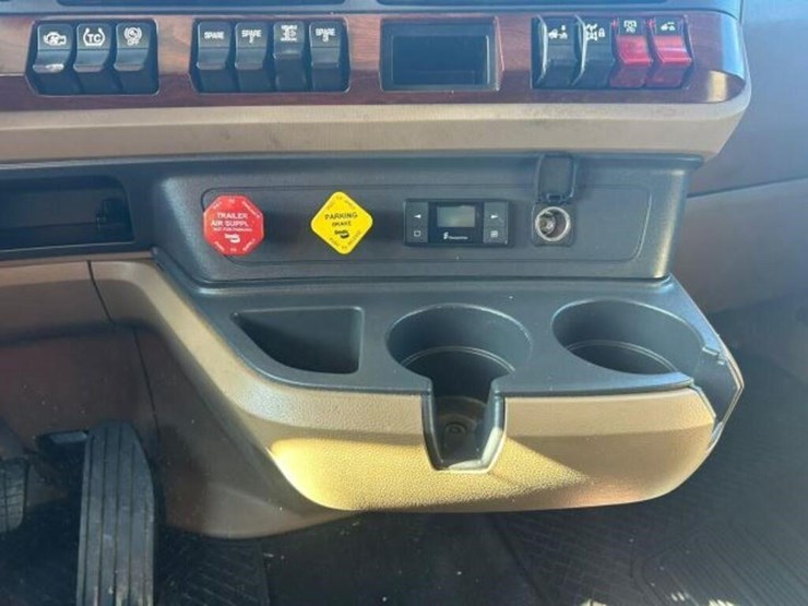 2020-kenworth-t680-image-16