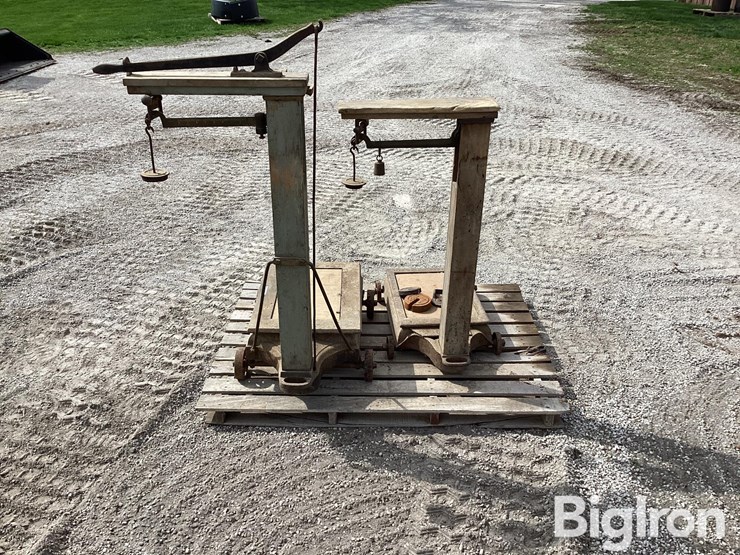 fairbanks-&-howe-antique-scales-w/-weights-image-8