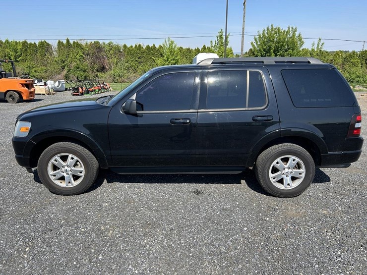 2010-ford-explorer-xlt-image-2