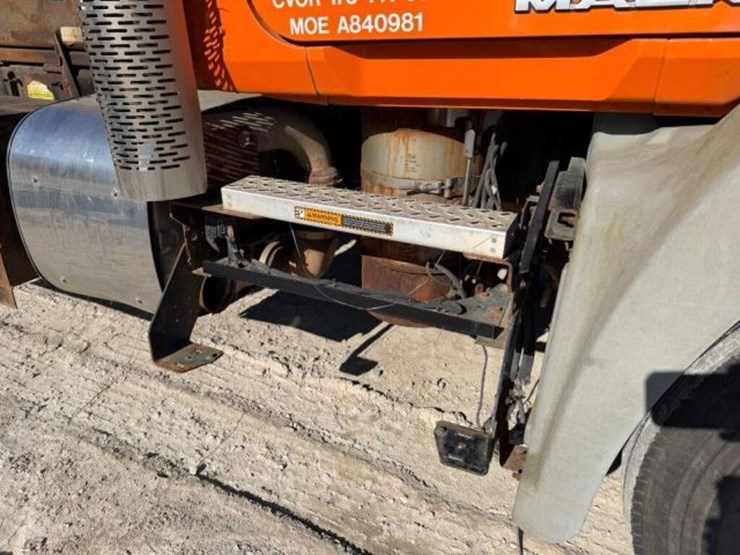 2016-mack-granite-gu813-image-45