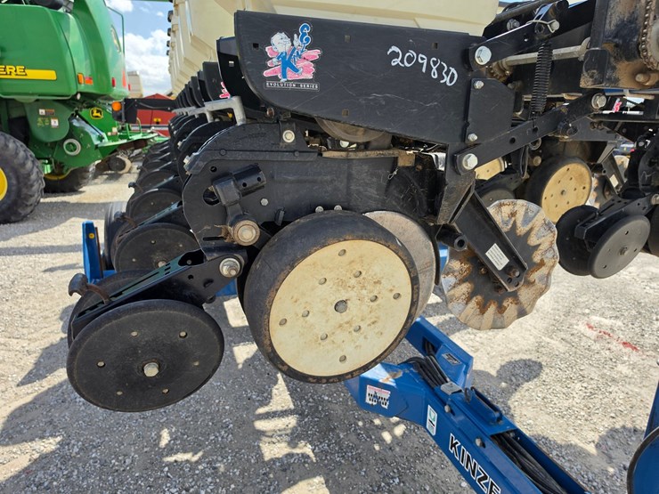 2010-kinze-3500-image-12