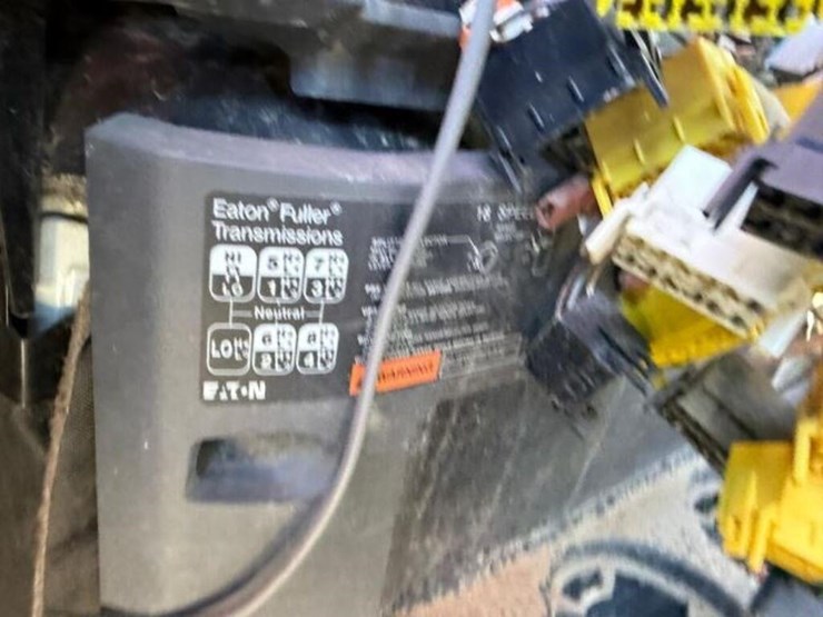 2016-mack-granite-gu813-image-11
