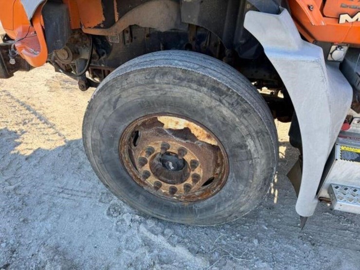 2016-mack-granite-gu813-image-56