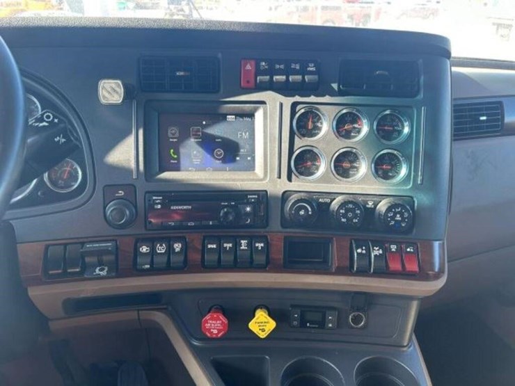 2020-kenworth-t680-image-13
