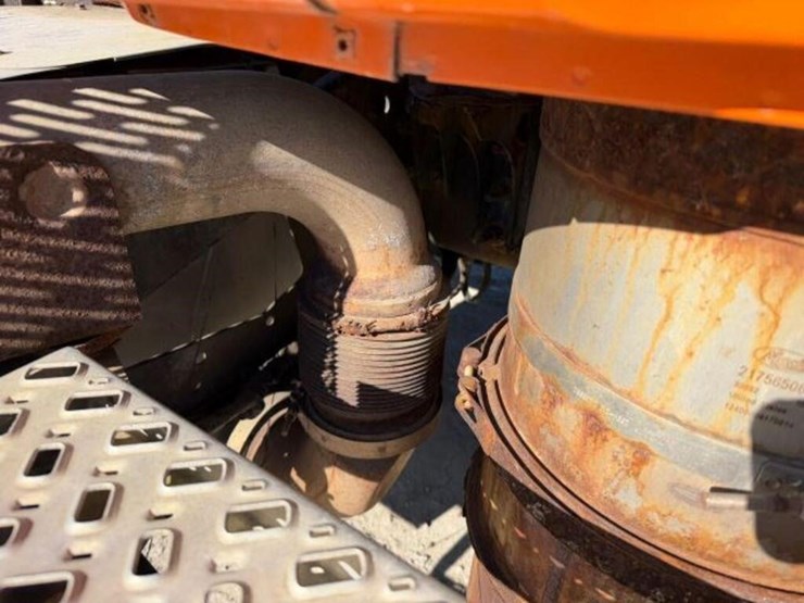 2016-mack-granite-gu813-image-46
