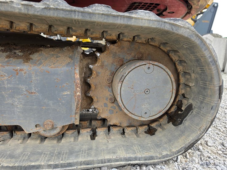 2021-takeuchi-tb240-image-14