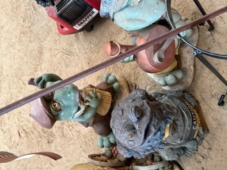 outdoor-frog-décor-&-other-image-8