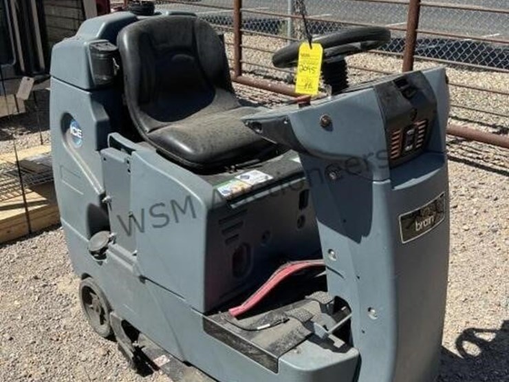 ice-ride-on-floor-cleaner-image-1