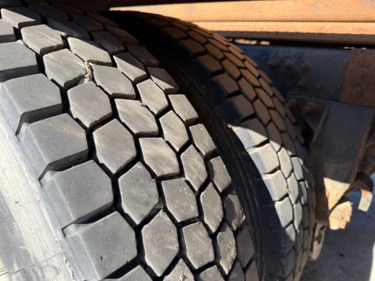 2016-mack-granite-gu813-image-52