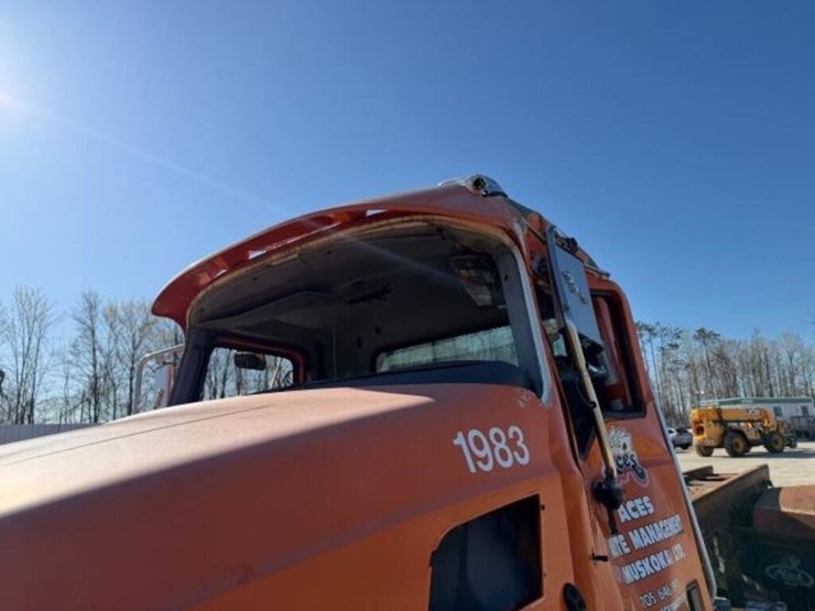 2016-mack-granite-gu813-image-60