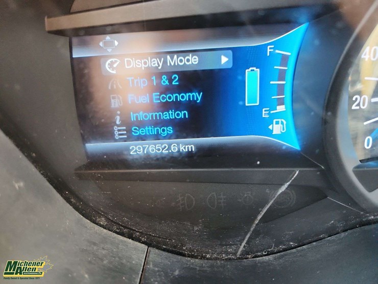 2014-ford-fusion-hybrid-se-auto-sedan-image-26