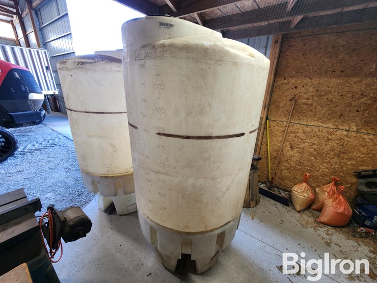 300-gal-stand-up-poly-tanks-image-1