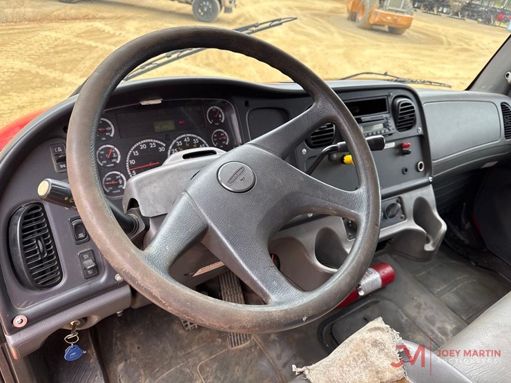 2007-freightliner-business-class-m2-s/a-dump-truck-image-20
