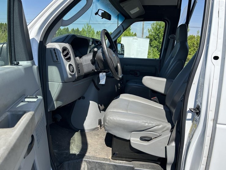 2013-ford-e350-image-21