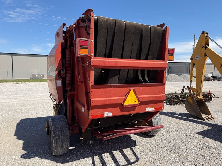 new-holland-br780-image-7