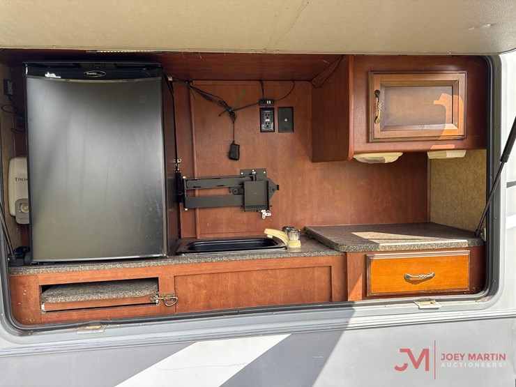 2013-heartland-graystone-34qb-fifth-wheel-camper-image-12