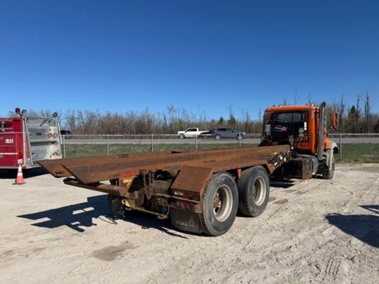 2016-mack-granite-gu813-image-8