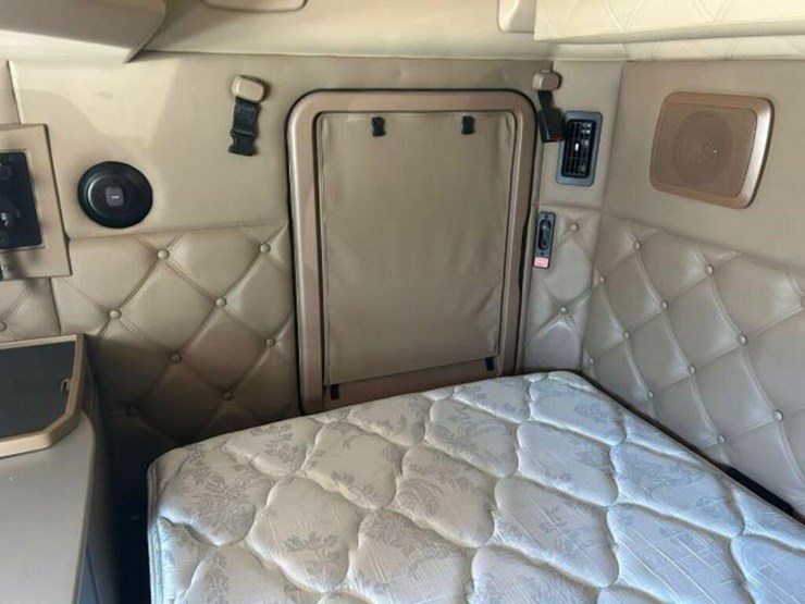 2020-kenworth-t680-image-31