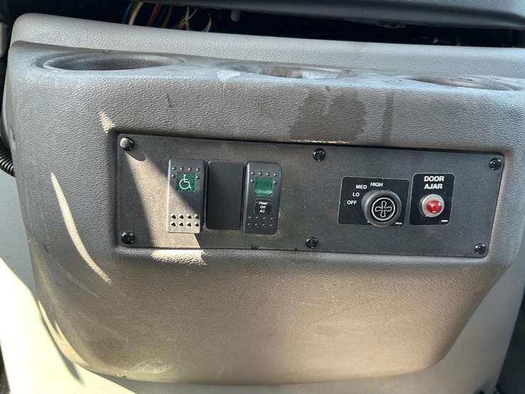 2013-ford-e350-image-23
