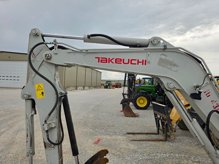 2021-takeuchi-tb240-image-3