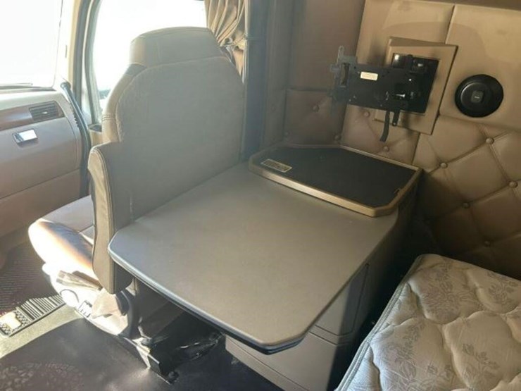 2020-kenworth-t680-image-34