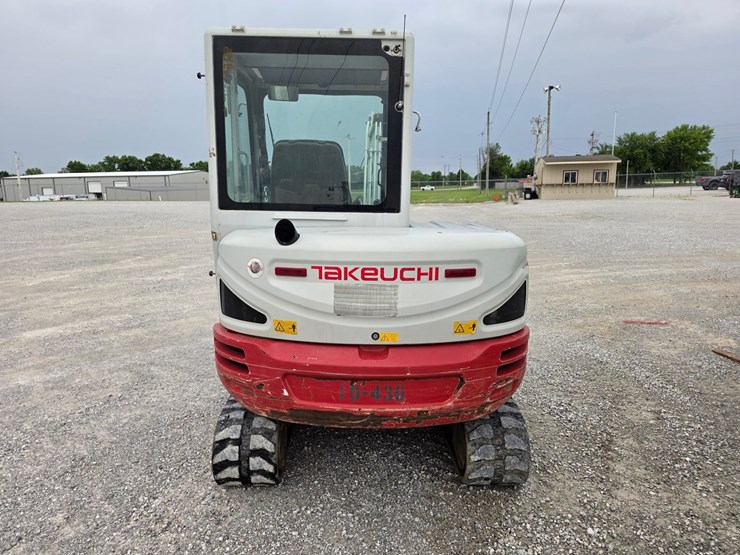 2021-takeuchi-tb240-image-16