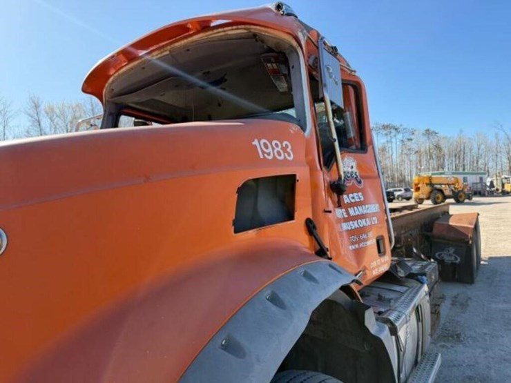 2016-mack-granite-gu813-image-59