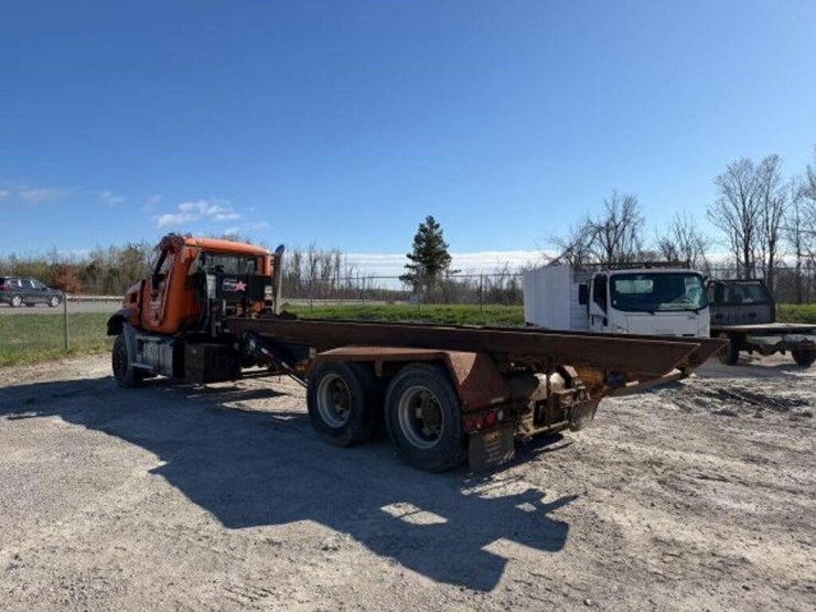 2016-mack-granite-gu813-image-3