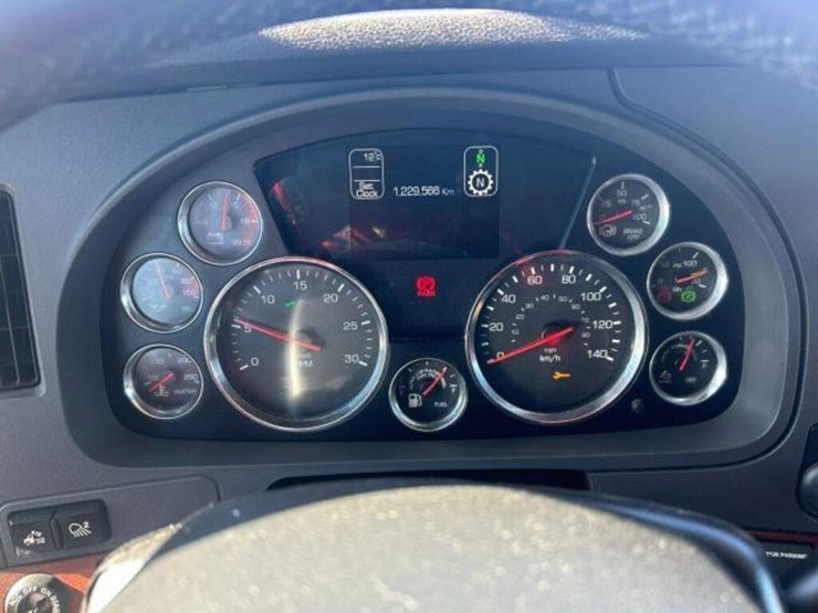 2020-kenworth-t680-image-12