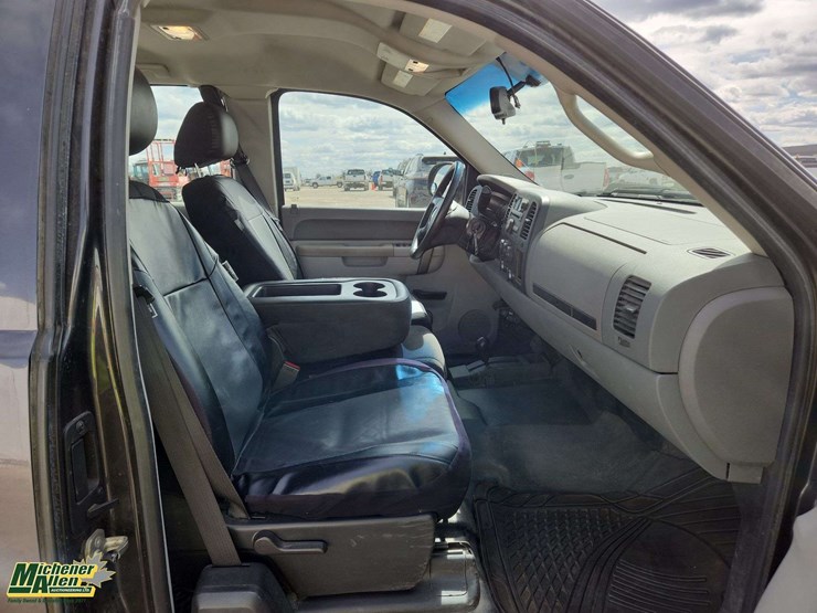 2010-chevrolet-silverado-2500hd-ls-image-17