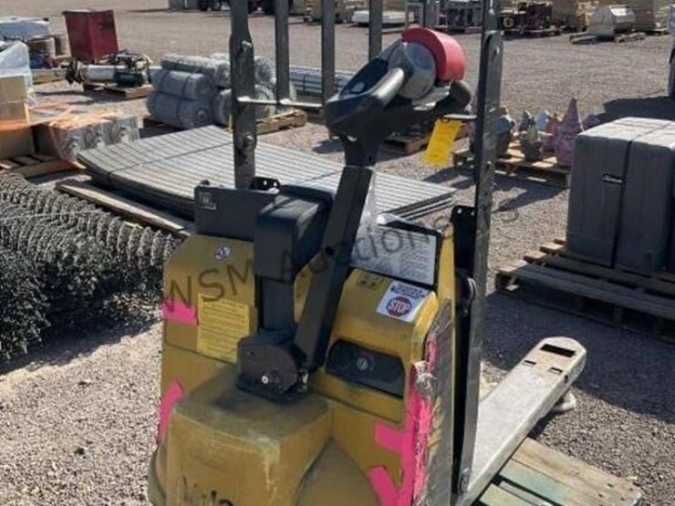 yale-4510lbs-capacity-pallet-jack-image-3