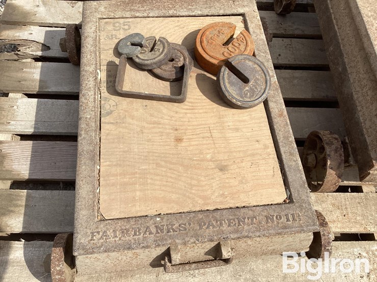 fairbanks-&-howe-antique-scales-w/-weights-image-12