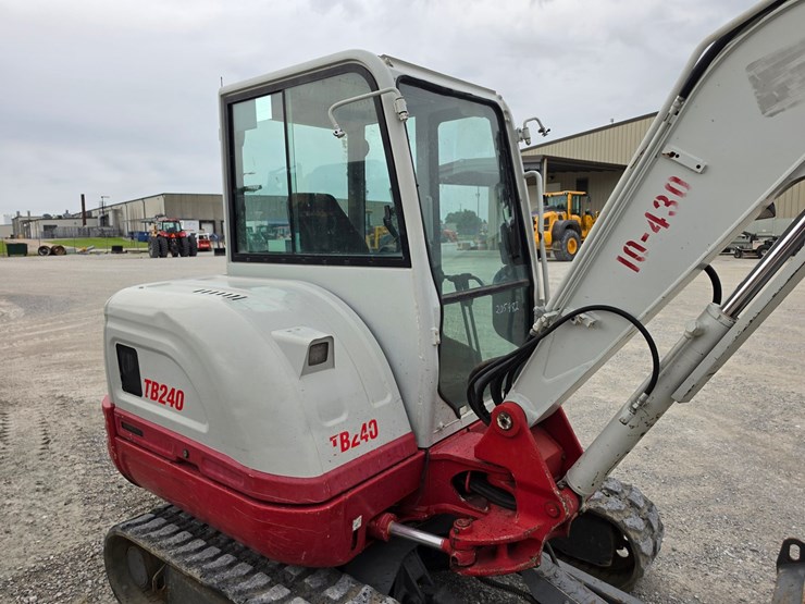 2021-takeuchi-tb240-image-21