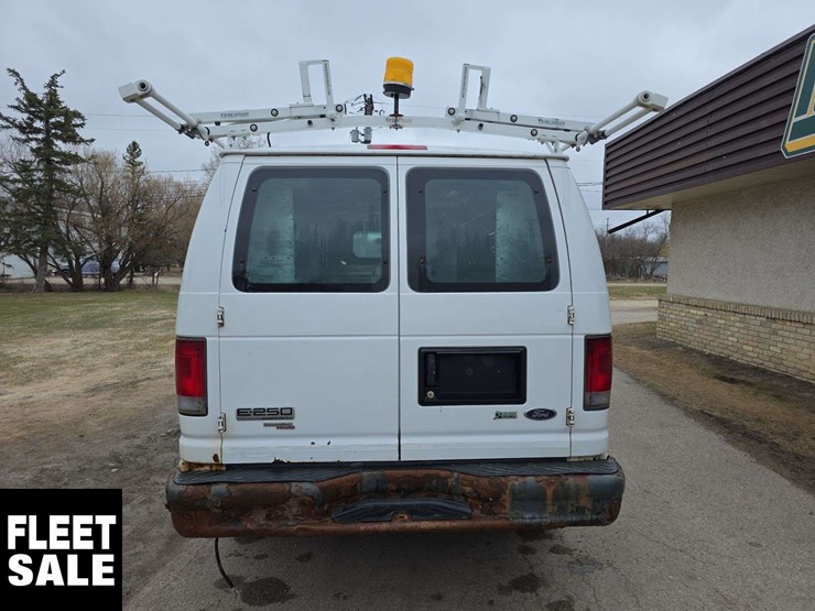 2011-ford-cargo-image-7