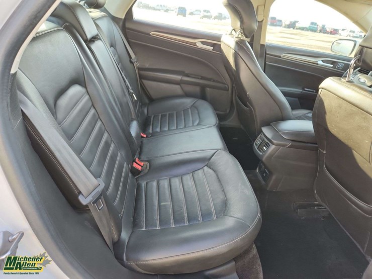 2014-ford-fusion-hybrid-se-auto-sedan-image-19