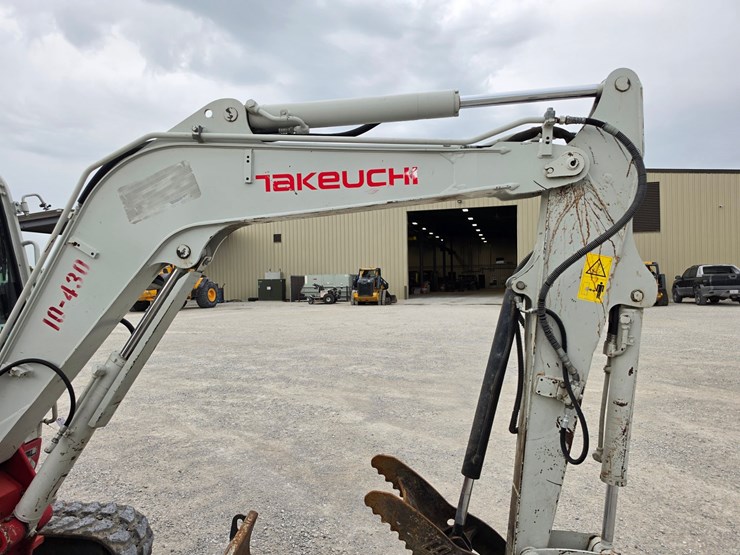 2021-takeuchi-tb240-image-22