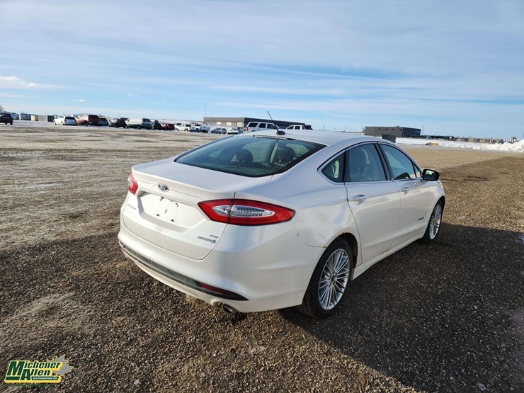 2014-ford-fusion-hybrid-se-auto-sedan-image-4
